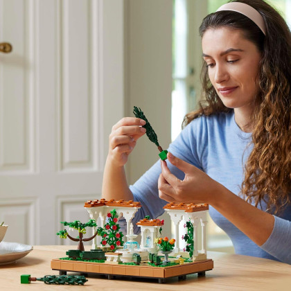 LEGO Icons 10359 - Il giardino della fontana